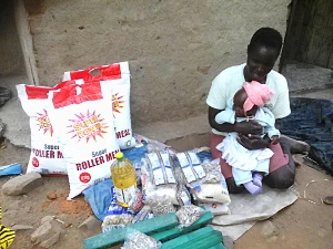 Frau mit Nothilfepaket nach Sturm Idai